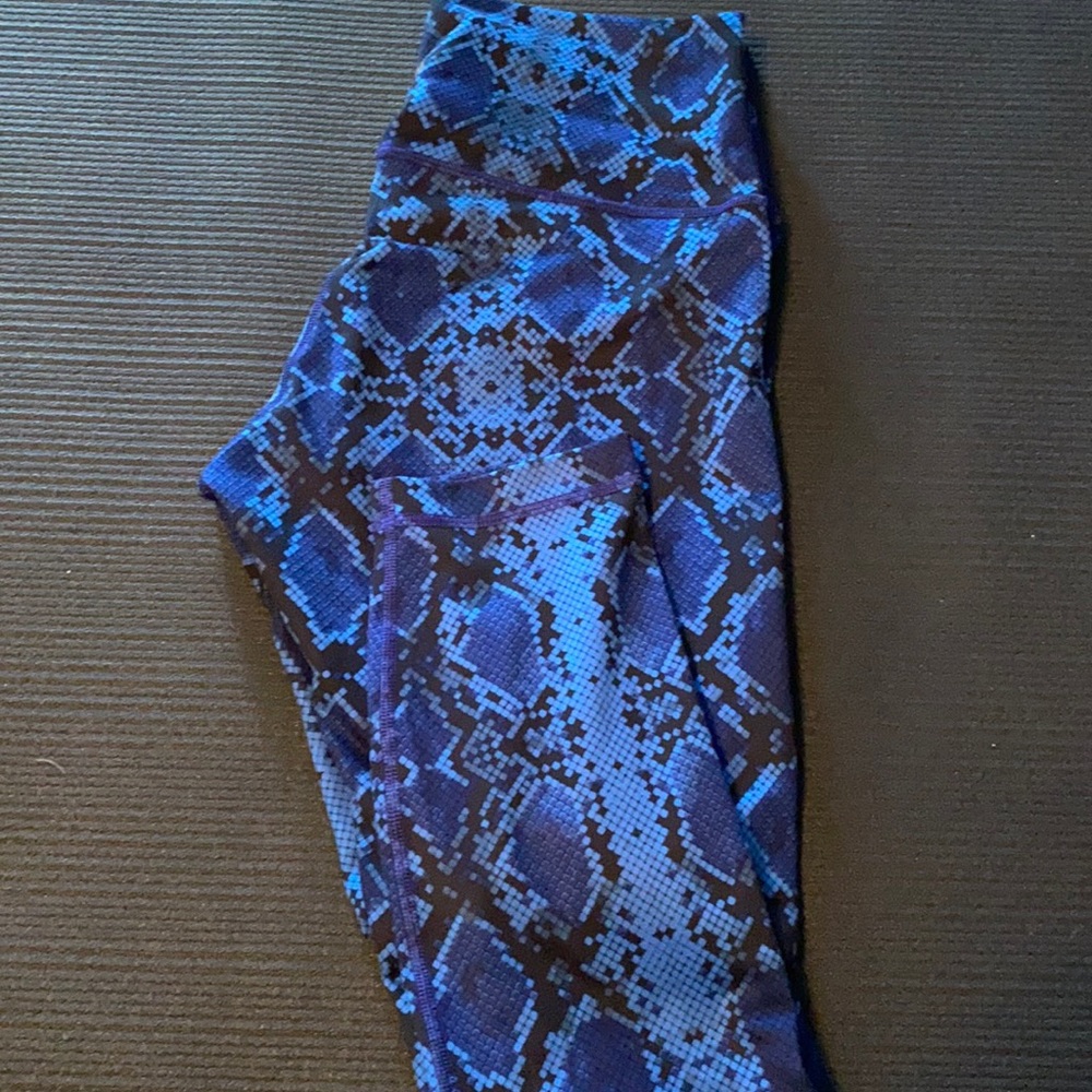 Lululemon blue snake crop
